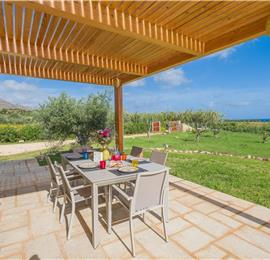 4 bedroom villa with infinity pool, Alcamo, sleeps 6-8
